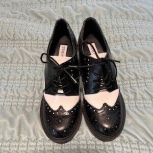 Steve Madden Black and White Two-Tone Wingtip Lace-Up Oxfords